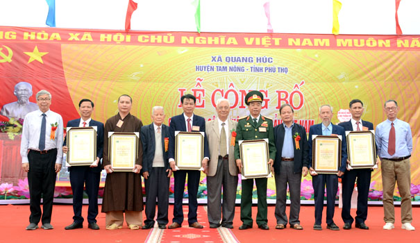 Phú[-]Thọ:[-]Trồng[-]cây[-]đầu[-]Xuân[-]và[-]đón[-]nhận[-]Cây[-]Di[-]sản[-]tại[-]Quang[-]Húc
